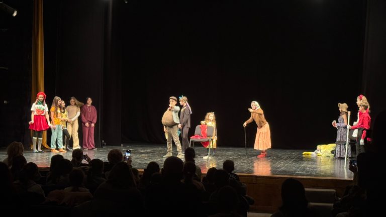 REPORTAJ De la anxietate la aplauze: cum transformă teatrul copiii? „Îți permite să fii tu însuți”. Patru zile de festival, zeci de povești pe scenă.