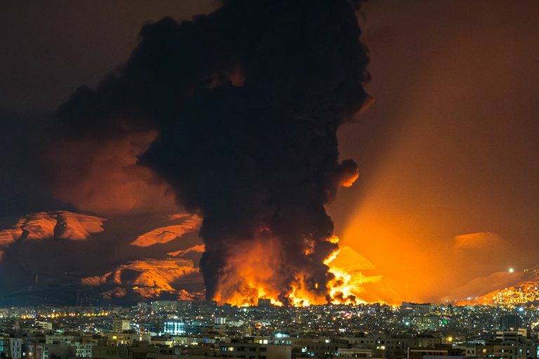 Război în Orientul Mijlociu, ziua 14 | Un avion cisternă al SUA s-a prăbușit în Irak / SUA permite țărilor să achiziționeze petrol rusesc timp de o lună / Macron a condamnat atacul asupra bazei militare din Irak