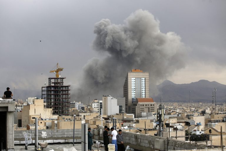 Război în Orientul Mijlociu, ziua 4: Israel a desfășurat trupe terestre în sudul Libanului și atacă Iranul. IRGC a lovit ambasada SUA din Riad, câmpurile petroliere și baze americane. Trump: „Iranul vrea să discute. Am spus: prea târziu.”