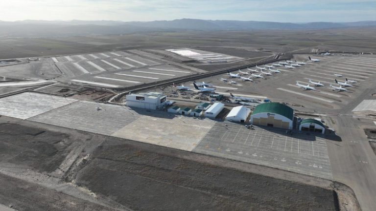 Războiul din Iran a transformat un aeroport abandonat din Spania în refugiu pentru giganții cerului.