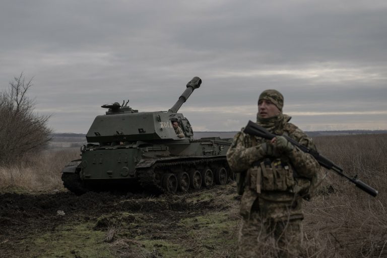 Războiul din Orientul Mijlociu complică situația Ucrainei: negocierile de pace stagnează, livrările de arme din SUA întârzie, iar Rusia profită de creșterea prețului petrolului.