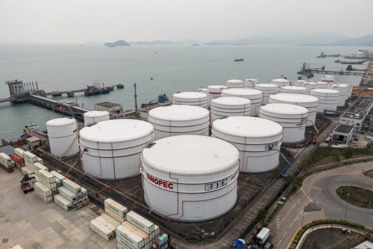 Războiul lui Trump cu Iranul afectează economia mondială. Prețul petrolului se apropie de 200 de dolari.