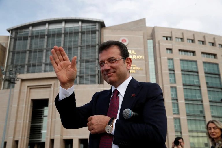 Rivalul lui Erdogan riscă 2.430 de ani de închisoare. Cel mai urmărit proces din Turcia a început în aplauzele susținătorilor.