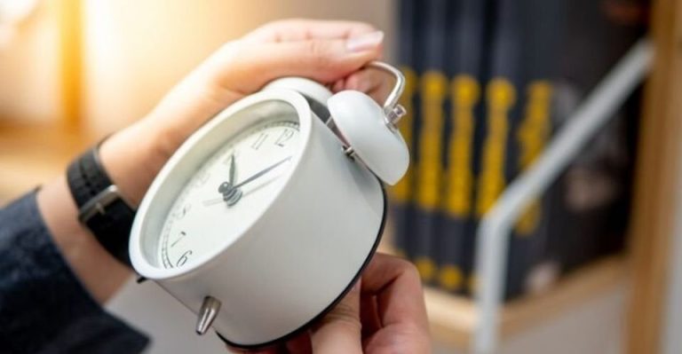 România trece la ora de vară în acest weekend. Ceasurile se vor da înainte cu o oră.