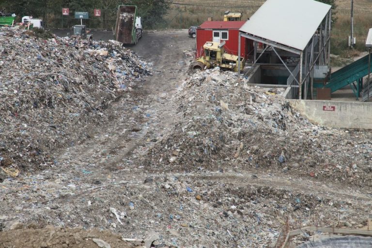 România se confruntă cu probleme serioase legate de deșeuri: 88% dintre acestea rămân nereciclate, în ciuda verificărilor și penalizărilor.