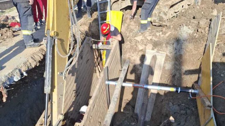 Satu Mare: Un bărbat și-a pierdut viața după ce a fost îngropat sub un mal de pământ, la o adâncime de 3-4 metri.