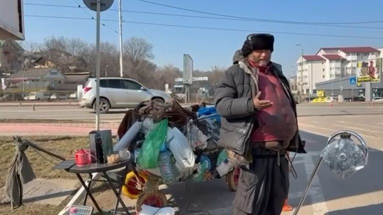 Se întâmplă la Iași – Un om fără adăpost generează energie electrică din panouri solare reciclate din deșeuri.