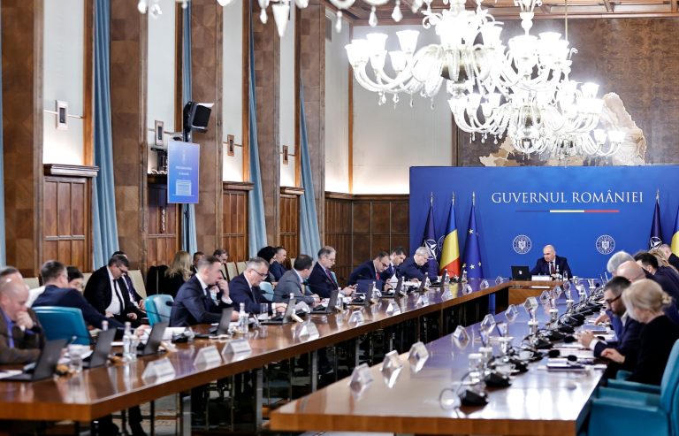 Ședința de Guvern programată pentru joi seara, la ora 18:00, va include pe ordinea de zi mai multe proiecte importante, în afară de bugetul pe 2026.
