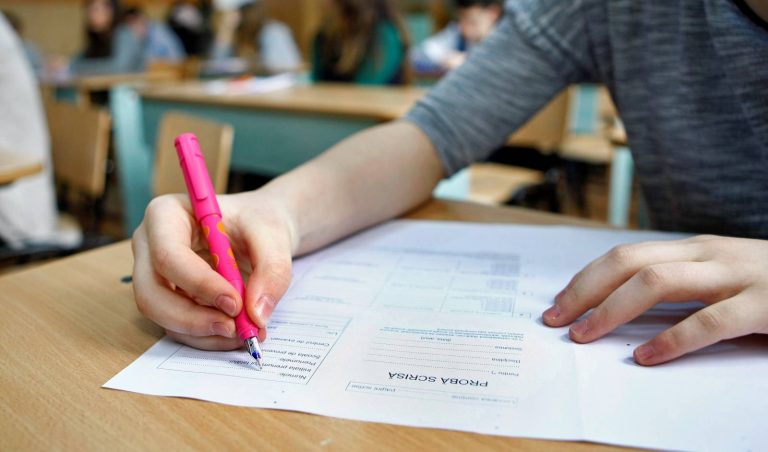 Simularea Evaluării Naționale, pusă în discuție în unele școli din Iași: peste 3.000 de profesori susțin boicotul, dintr-un total de 9.000. „Participăm pentru bunăstarea elevilor”