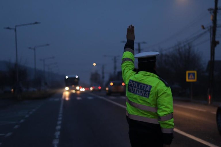 Tânăr șofer novice, prins conducând cu 150 km/h! A fost lăsat fără permis imediat și a primit o amendă semnificativă.
