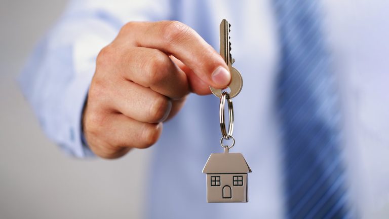 Țeapă imobiliară de mare amploare. Români păgubiți după ce au plătit pentru case „la cheie”. Presupusii infractori încasau avansuri, începeau lucrările și apoi abandona șantierele.