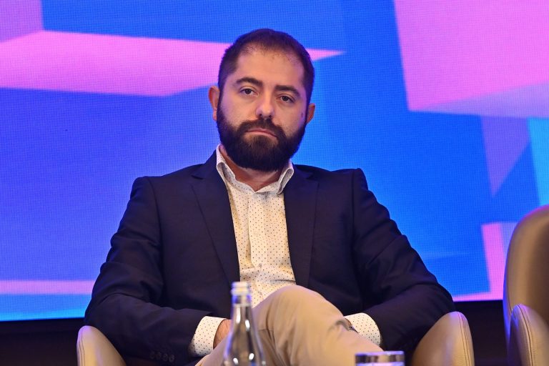 „Trebuie să acționăm repede. Există riscul ca prețul să depășească 10 lei”. Avertisment de la Cotroceni privind prețul combustibilului.