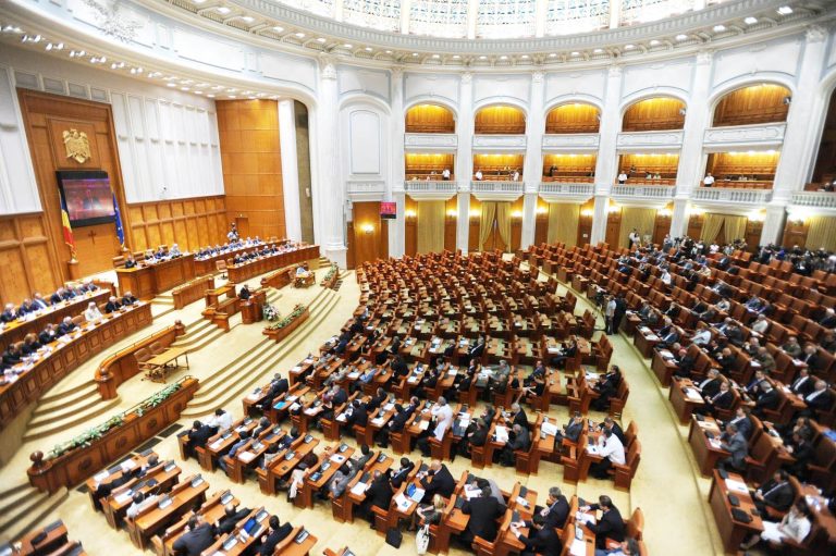 Trei parlamentari S.O.S. România – sancționați cu reducerea indemnizației cu 50% timp de trei luni din cauza scandalului din plen.