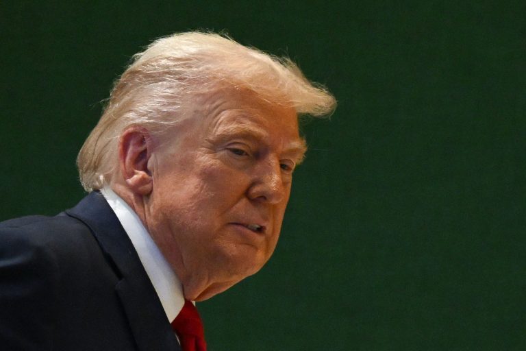 Trump este acuzat că a arătat o hartă clasată pasagerilor unui zbor privat.