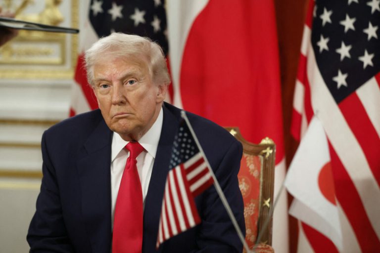 Trump, înfrânt de presă? Un judecător a hotărât ca postul radio Vocea Americii să revină în eter.