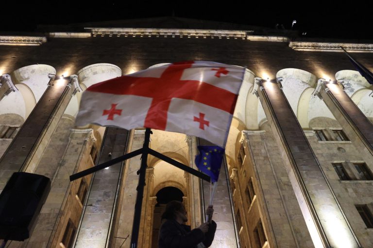 UE suspendă călătoriile fără viză pentru oficialii din Georgia din cauza regresului democratic al țării.