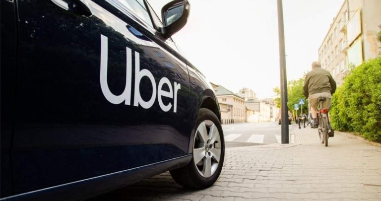 Uber și Rivian se pregătesc să lanseze 50.000 de robotaxiuri. Investiție de până la 1,25 miliarde de dolari.