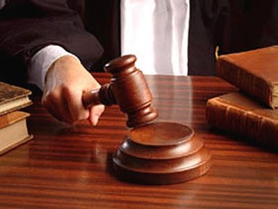 Ucrainean condamnat la muncă în Iași, după ce, fiind băut, a fugit cu dubița de Poliția care-l urmărea în Europa. Bărbatul se află în Ucraina, unde legea marțială îi interzice să părăsească țara.