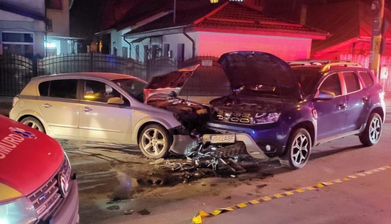 Un Duster a intrat în coliziune violentă cu un Opel Astra pe strada Eternitate din Tătărași.