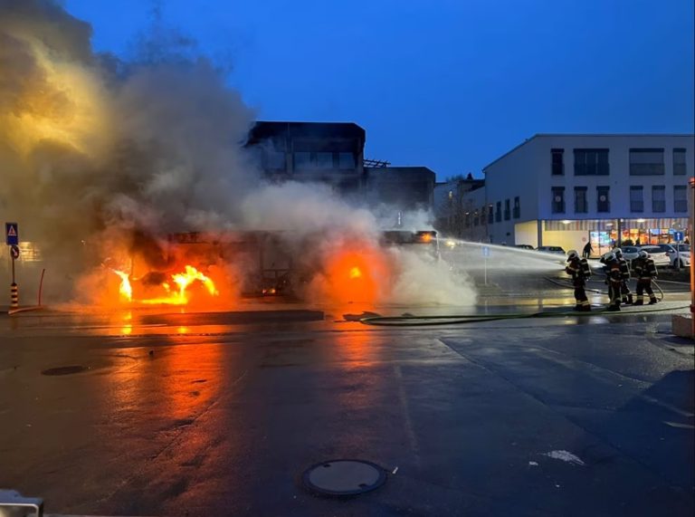 Un autocar a explodat în vestul Elveției, cauzând moartea mai multor persoane.