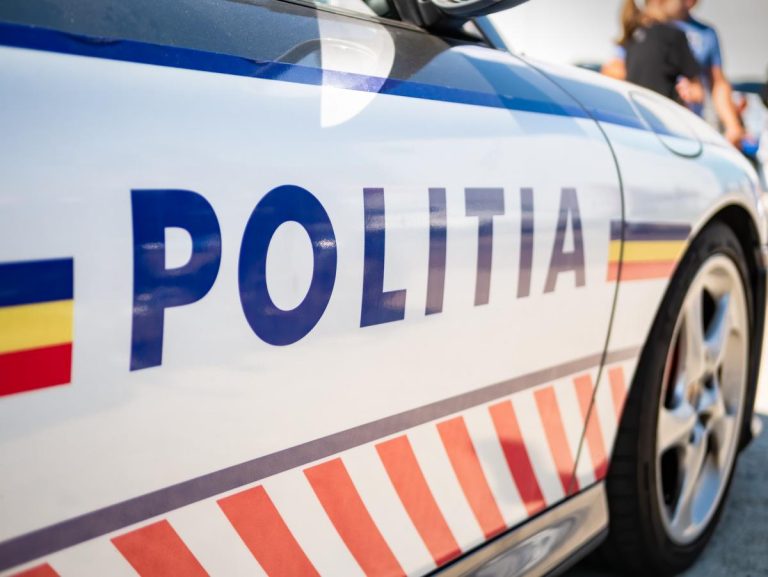 Un bărbat în vârstă a fost înjunghiat de un tânăr lângă biserica din Dacia.