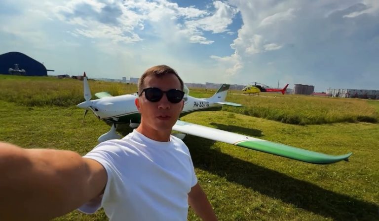 Un influencer rus a decedat după ce avionul său a fost doborât, fiind confundat cu o dronă ucraineană.