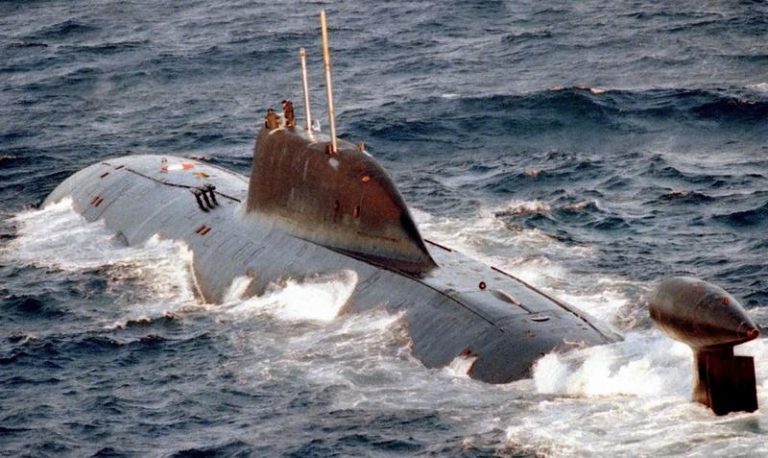 Un iranian și o româncă, acuzați de tentativa de a pătrunde într-o bază navală nucleară din Marea Britanie