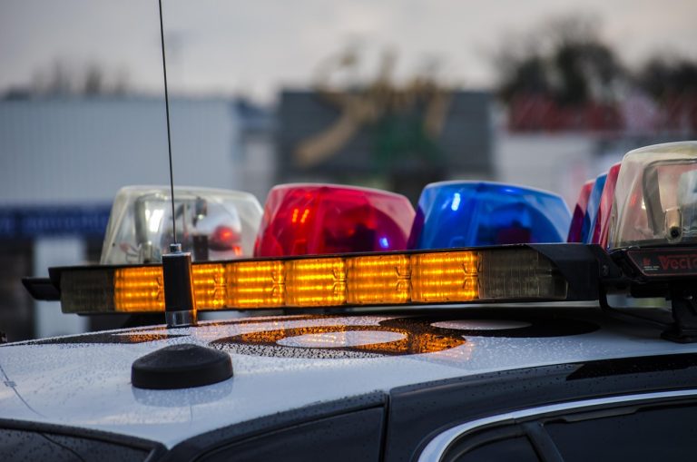 Un ofițer de poliție din Bahamas este acuzat de omorul unui cetățean american.