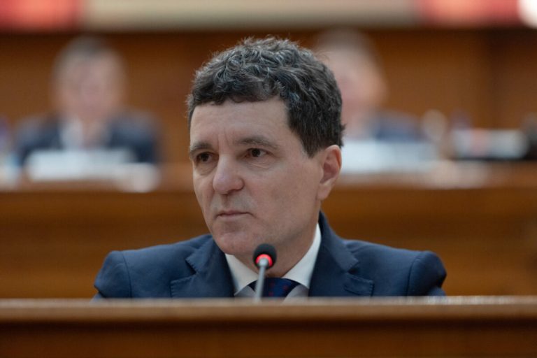 Un senator AUR solicită retrimiterea către președintele României a deciziei referitoare la trupele SUA.