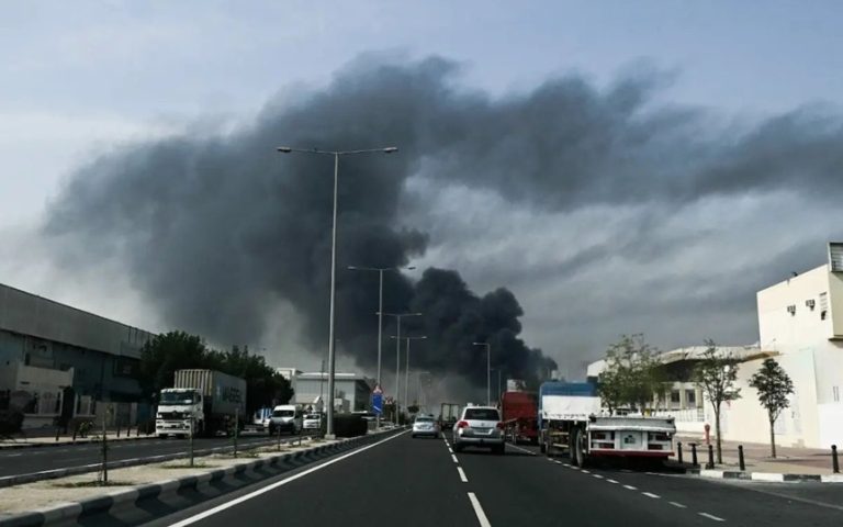 Una dintre cele mai mari rafinării de petrol din lume, amplasată în Emiratele Arabe Unite, a fost închisă în urma unui atac cu dronă din partea Iranului.