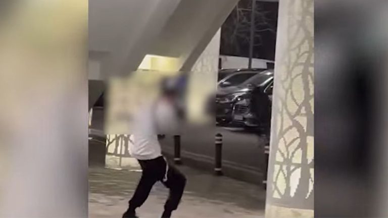 VIDEO | Un tânăr a tras cu arma în parcarea unui centru comercial din Craiova. Poliția investighează incidentul.