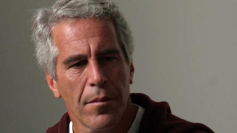 Victimele lui Epstein acționează în judecată Guvernul Trump și Google pentru că le-au dezvăluit identitatea