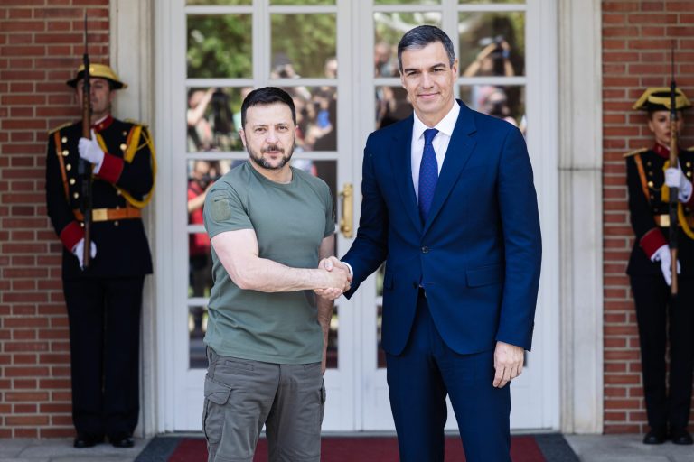 Volodimir Zelenski îl întâlnește pe premierul Spaniei, cel care a criticat războiul lui Donald Trump împotriva Iranului. Programul președintelui ucrainean.