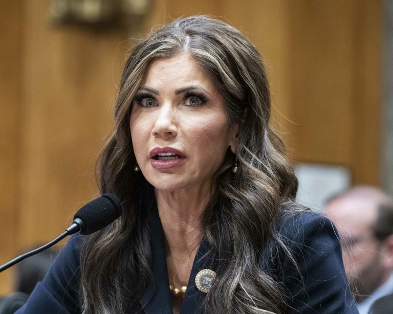 WSJ: Trump ia în considerare demiterea secretarei pentru securitate internă, Kristi Noem