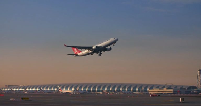 Zborurile de pe aeroportul din Dubai se relucrează treptat după un incident cu o dronă lângă pistă.