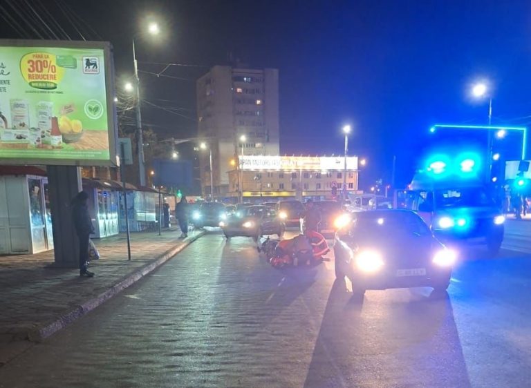 Accident grav în Podu Roș – Livrator pe scuter, lovit de o mașină (FOTO)
