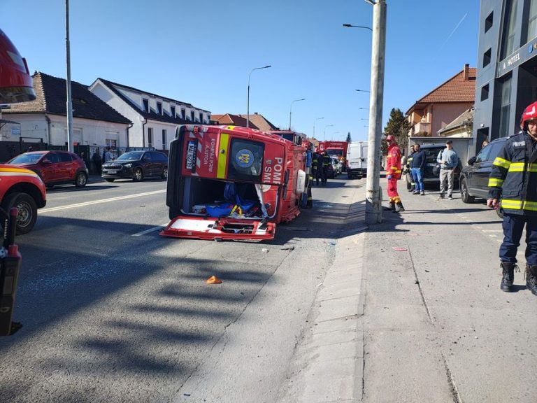 Accident rutier grav în Sibiu între o autospecială SMURD și un autoturism, șapte persoane implicate.