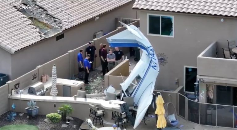 Avion mic s-a prăbușit peste două case în Phoenix. Trei persoane au fost rănite.