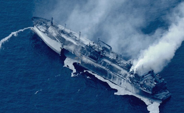 „Bombă ecologică”. Italia atenționează că un petrolier rusesc, serios avariat, riscă să explodeze în orice moment în Marea Mediterană. Nava se află în derivă.