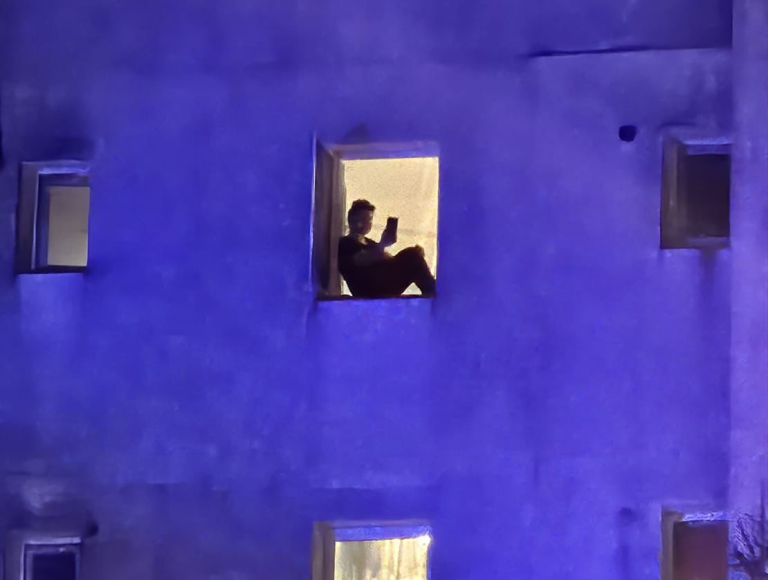 FOTO/VIDEO | Un bărbat amenință că se va arunca de la etaj într-un cămin din Bularga. ISU a pregătit deja salteaua sub fereastra lui.