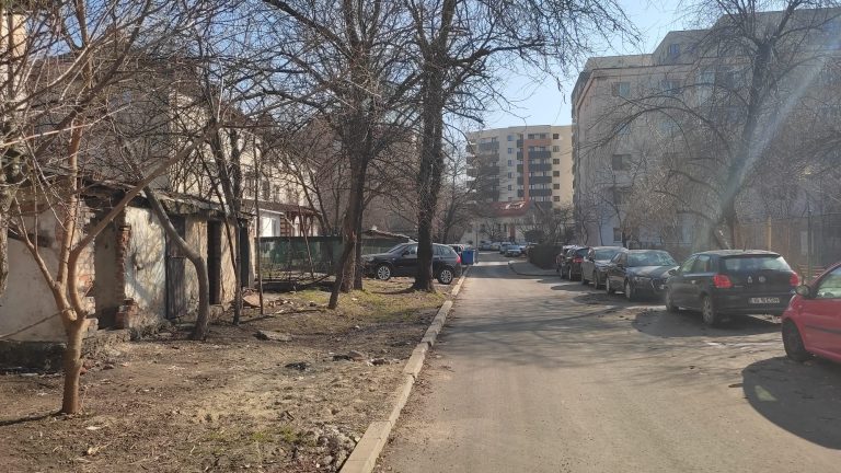 Haosul parcării auto în oraș, întreținut de Poliția Locală: Trei avertismente pentru fiecare amendă de parcare. Cum va implementa primarul banda unică pe Păcurari, o stradă aglomerată de mașini?
