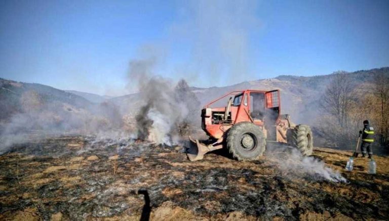 Incendiu de vegetație în Neamț, stins după cinci ore. Un bărbat a fost rănit.