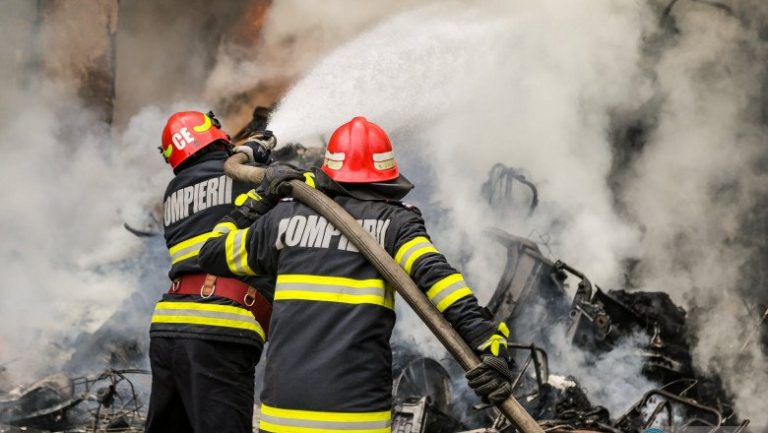 Incendiu într-un apartament din Mureș: 19 persoane evacuate, proprietarul a fost transportat la spital cu arsuri.