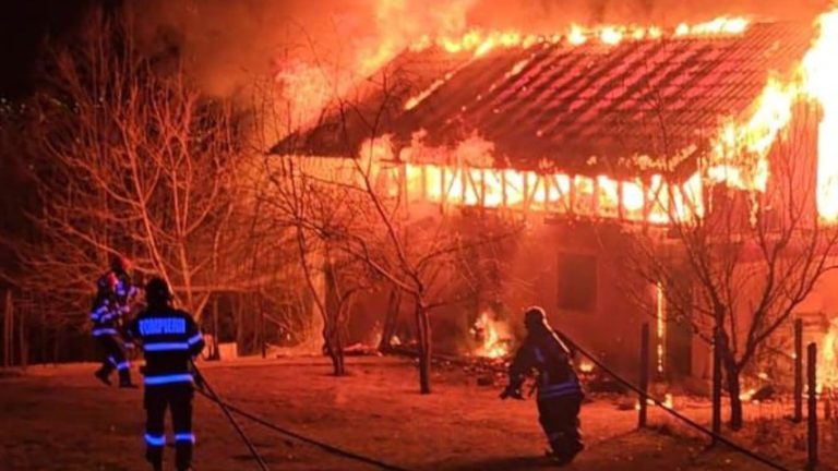 Incendiu puternic în Bucium, lângă Iași. Intervin mai multe echipaje de pompieri.