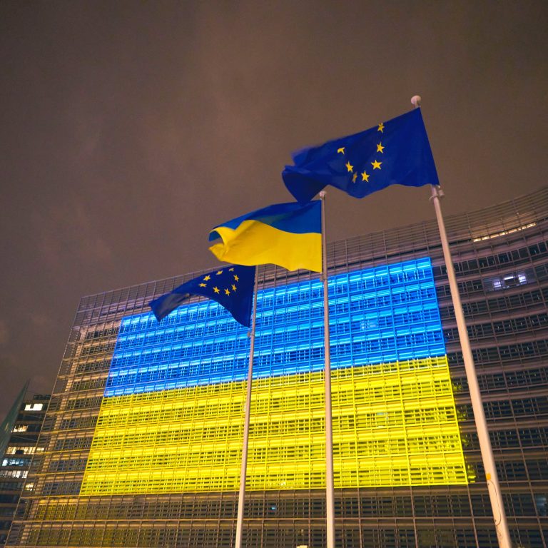 Paradoxul Europei: produce și exportă armament în cantități mari, dar, în același timp, este cel mai mare importator.