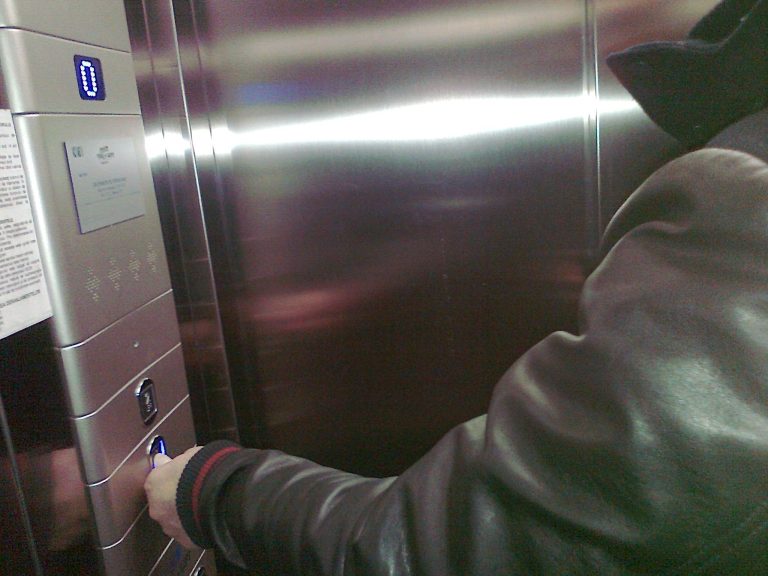 VIAȚA ÎN ASOCIAȚIE – Răspundem la întrebările cititorilor. Dacă nu folosești bunurile comune – spații, terase, lift, interfon – ești obligat să plătești pentru întreținerea lor? (20)