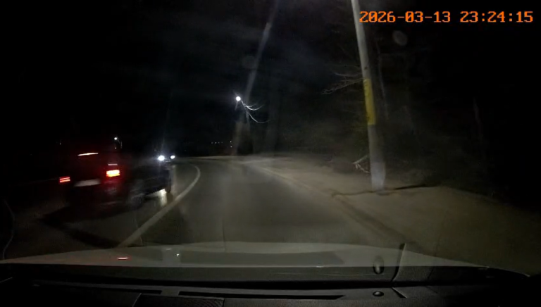 VIDEO | Imagini șocante din Iași: depășire în curbă pe linie continuă, accident evitat cu greu