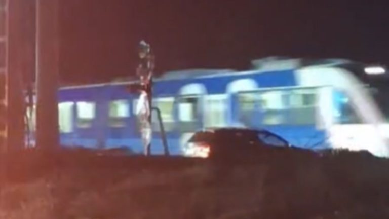 VIDEO | S-a jucat cu focul, în fața pompierilor. Un ieșean a oprit la câțiva zeci de centimetri de calea ferată, iar trenul a fost la un pas să lovească mașina în plin.