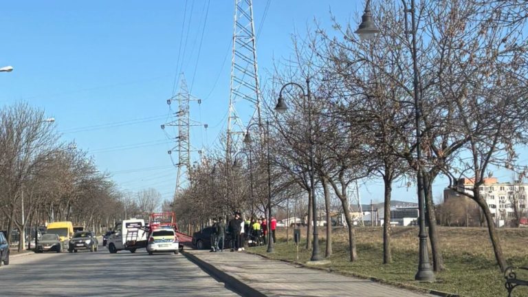VIDEO | Un șofer de BMW, necunoscător al regulilor de circulație, a fost la un pas de a provoca o tragedie la Iași. A accelerat în momentul depășirii și a lovit un stâlp de iluminat.