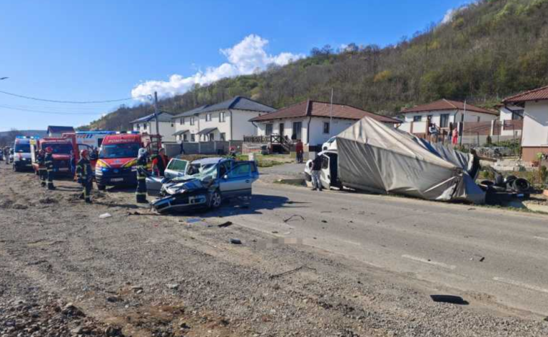 Accident cu șapte persoane rănite, inclusiv doi copii, din cauza coliziunii între un autoturism și un autocamion în Mureș.